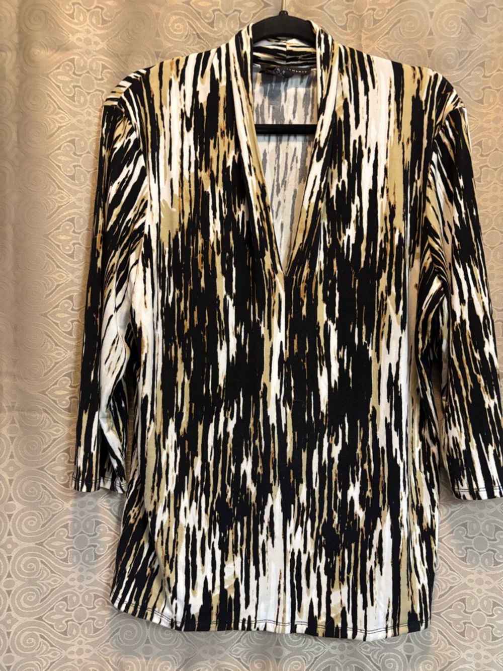 Grace Elements V-Neck Abstract Brushstroke Top in Black, White & Gold. Size XL.